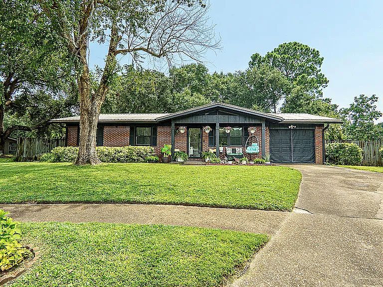 1st image of 123 Pinewood Ter