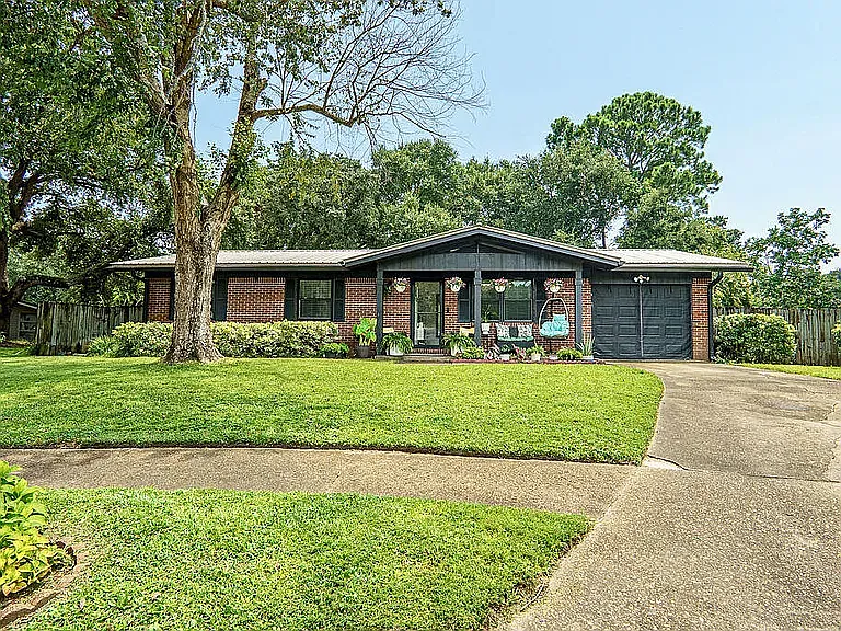 123 Pinewood Ter