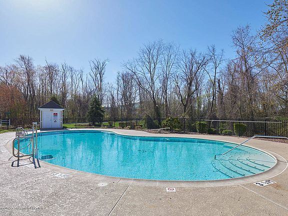 4th image of 88 Thornbrooke Dr