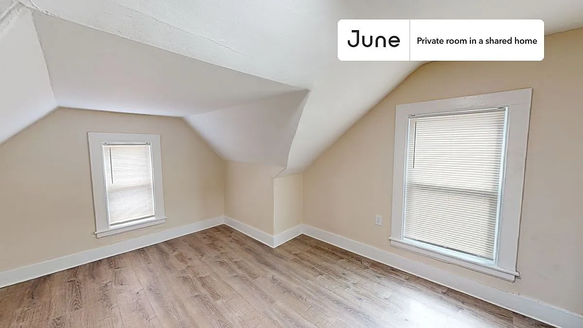 Queen bedroom in 7 bed/2 bath home in Allston #1734 G — Photo 2