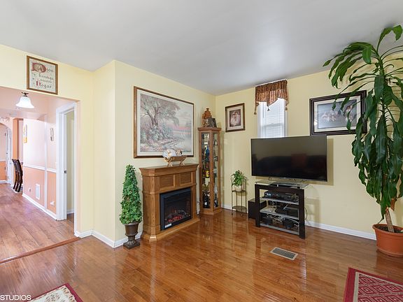 4th image of 2210 N Lorel Ave