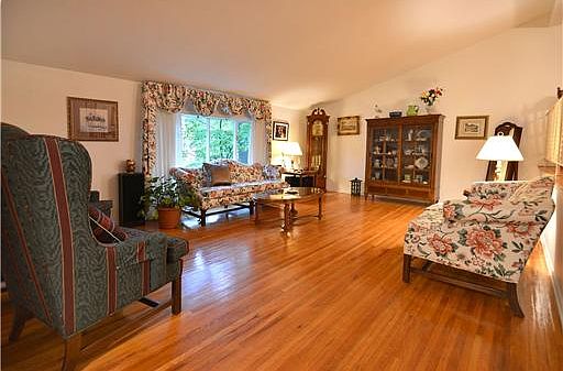 4th image of 22 Gladstone Dr