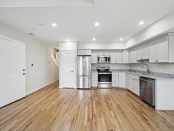 5th image of 1020 Duke St #102