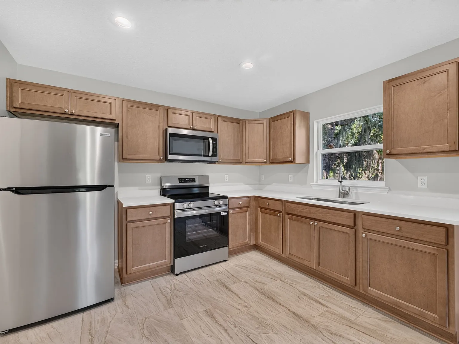 3 bed, 1281 sqft, $2,025 — Photo 4