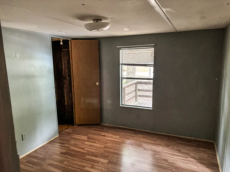 313 NW Park Dr — Photo 6