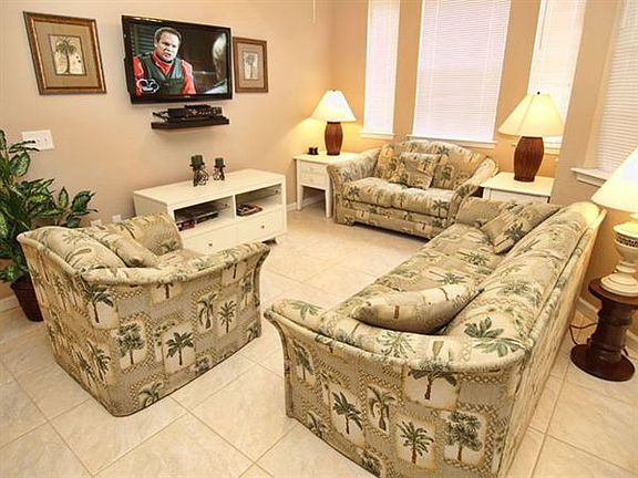 TR4C201-Living-Area-with-Large-Flat-Screen-TV