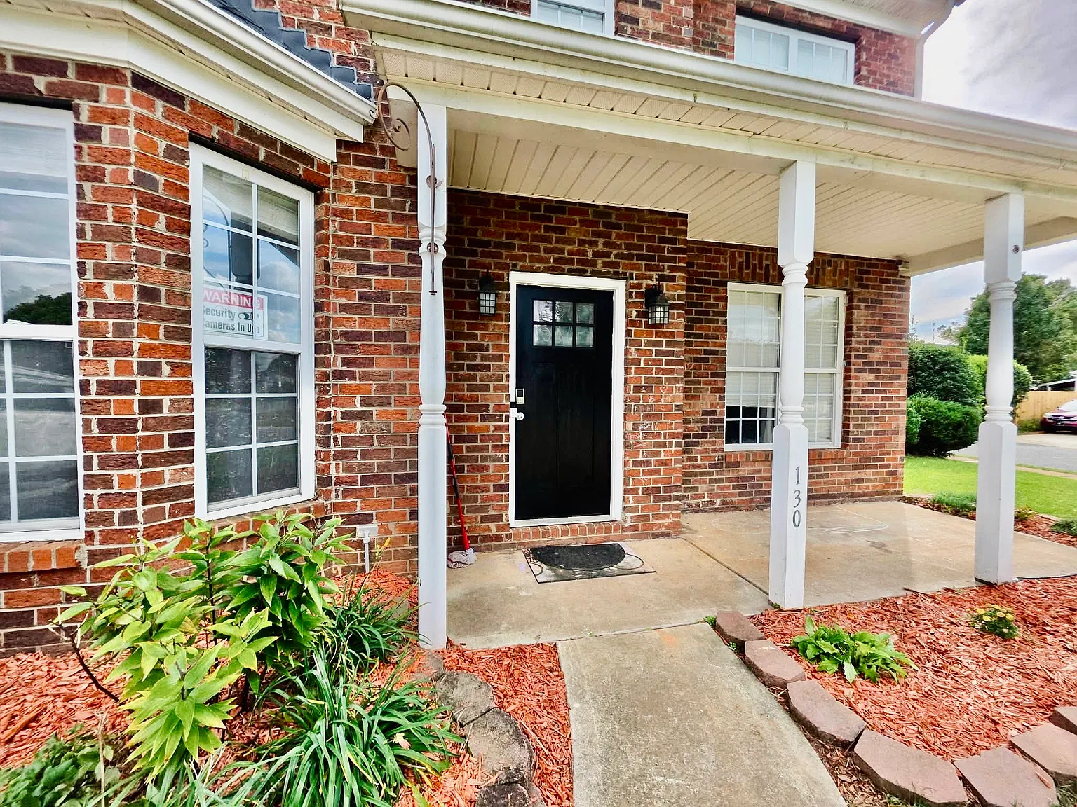 5 bed, 3000 sqft, $2,750 — Photo 2