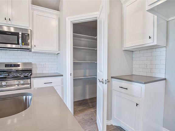 4th image of 3917 Lynne Ave
