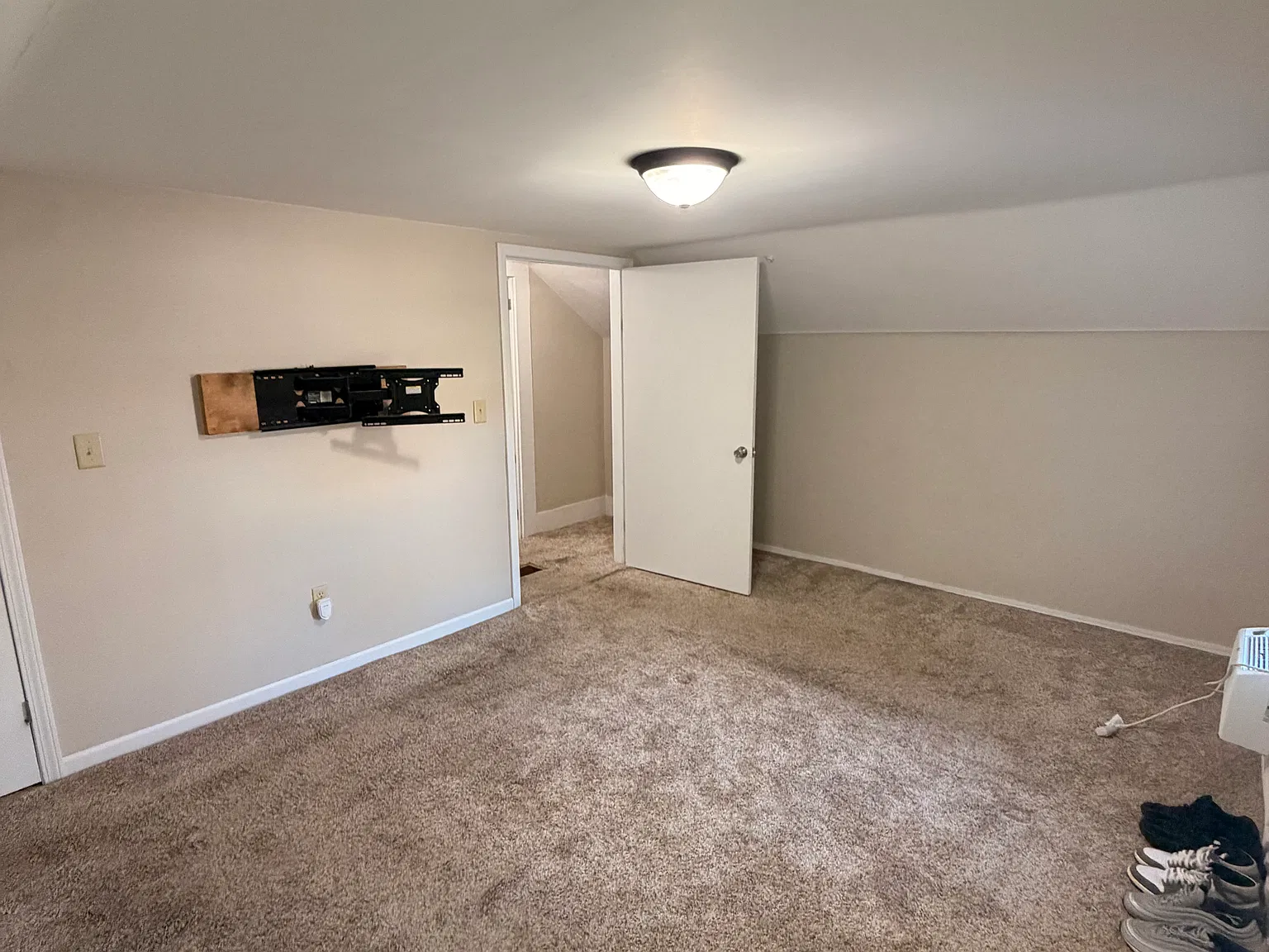 3 bed, 1384 sqft, $1,000 — Photo 1