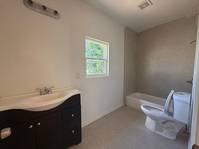 314 E Mission Rd — Photo 21