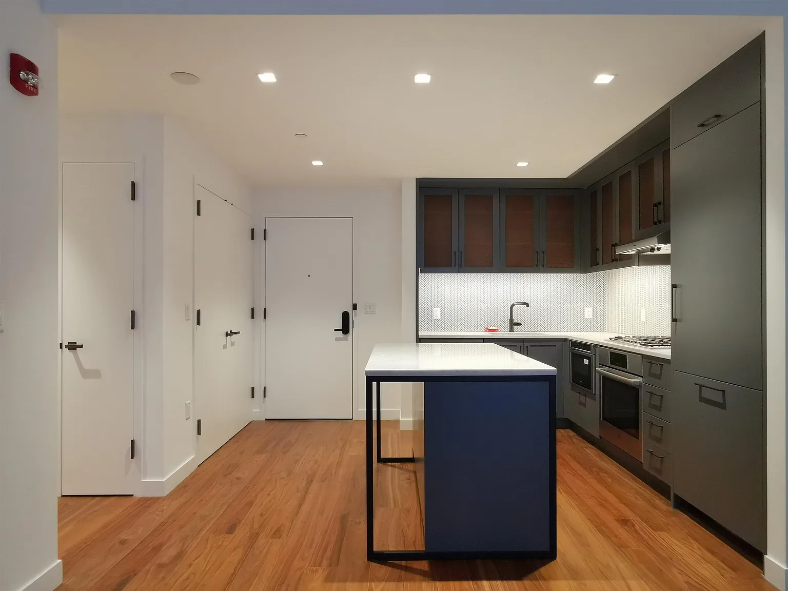 1 bed, 1.0 bath, 811 sqft, $4,100 — Photo 1