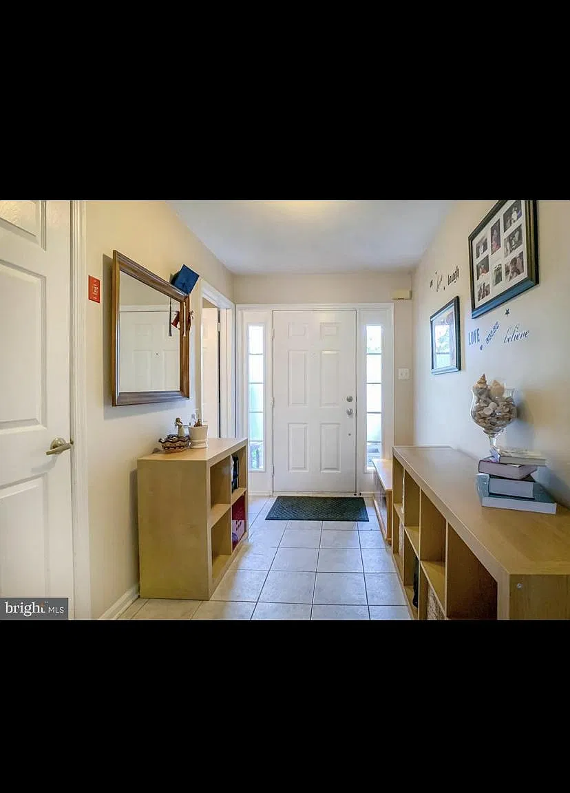 3 bed, 2.5 bath, 1676 sqft, $3,300 — Photo 2