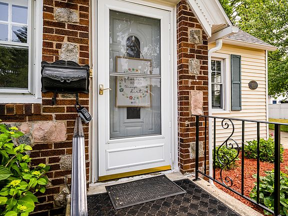3rd image of 2517 Thayer Dr