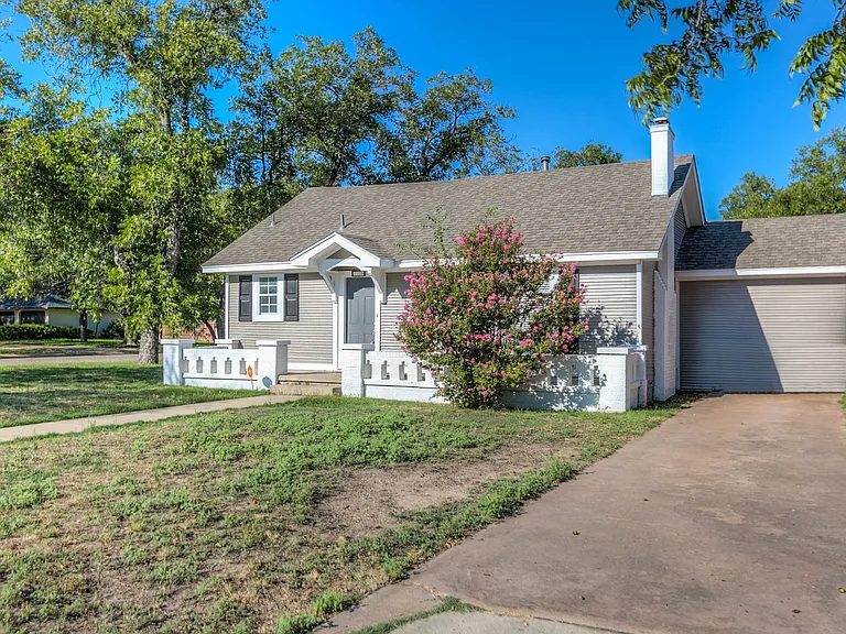1119 Kenwood Dr — Photo 1