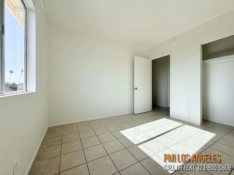 943 W 68th St — Photo 22