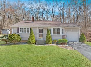 27 Cottonwood Ln, Uncasville, CT 06382