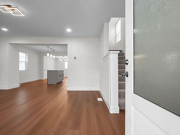 4th image of 271 S Warren Ave