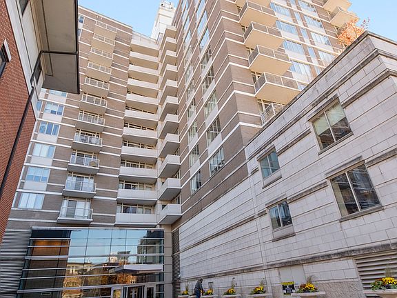 2nd image of 1515 S Prairie Ave Unit 812