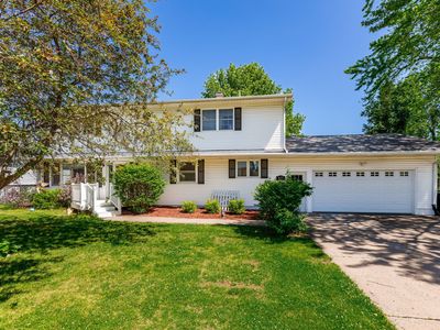 827 Sunrise Cir, Muscatine, IA, 52761