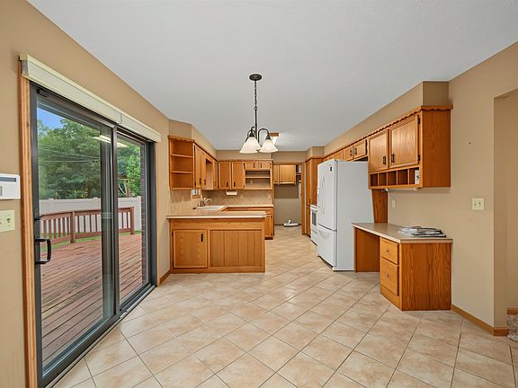 5th image of 325 Seitz Dr