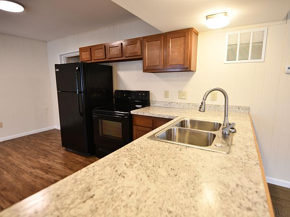 4th image of 117 E College St