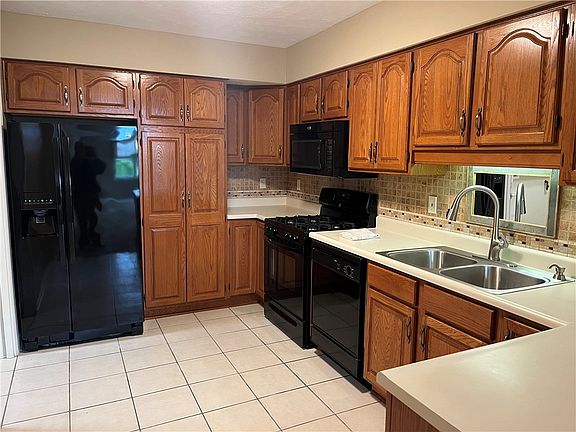 4th image of 146 Steeplechase Cir