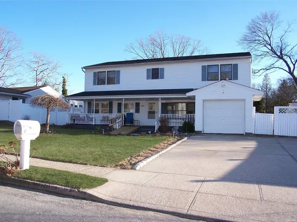 42 Woodlawn Avenue, Selden, NY 11784