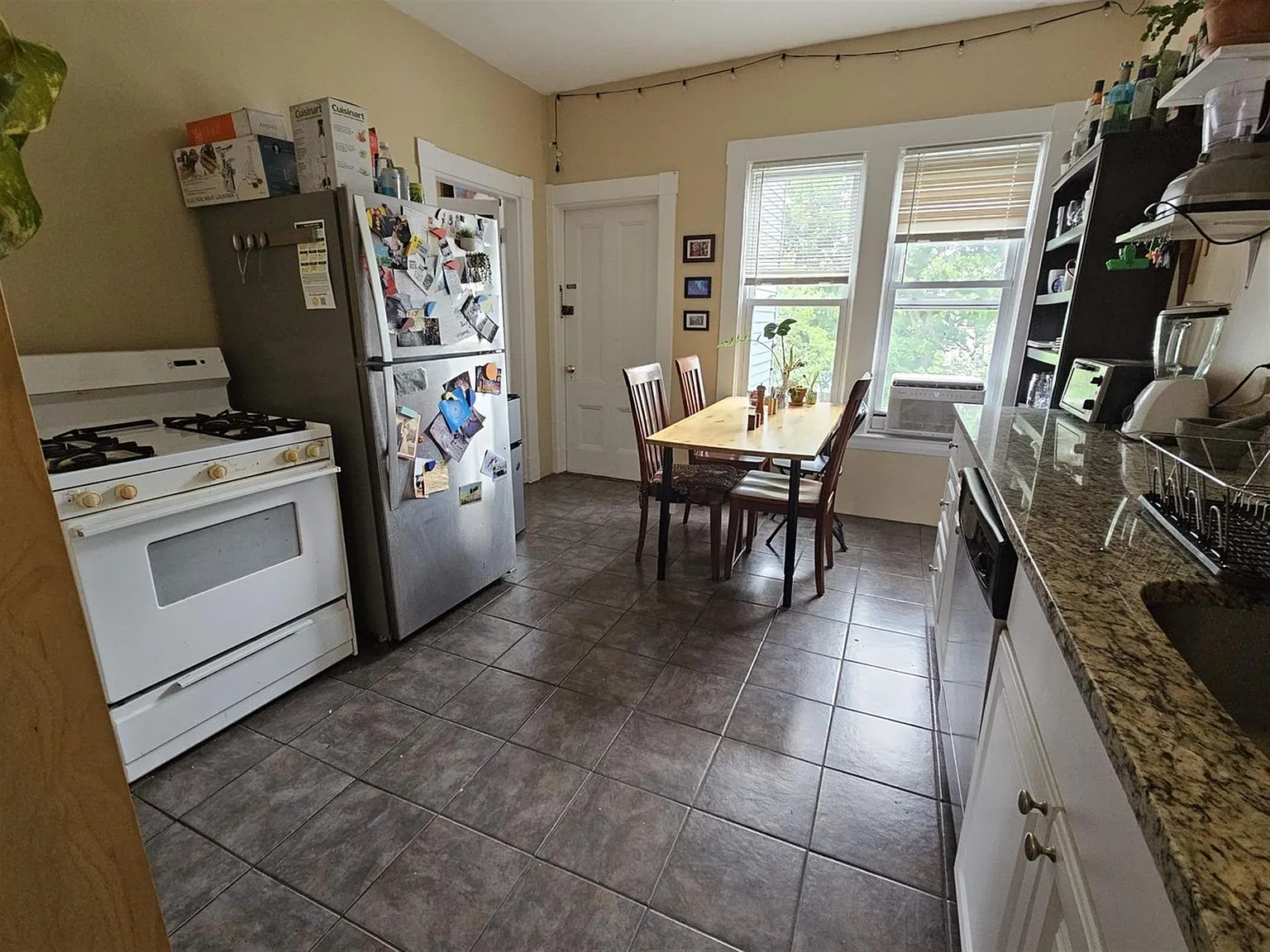 3 bed, 900 sqft, $3,550 — Photo 2