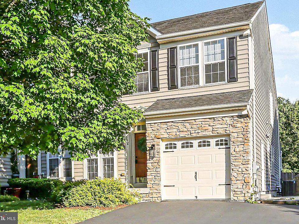 1st image of 292 Maple Dr