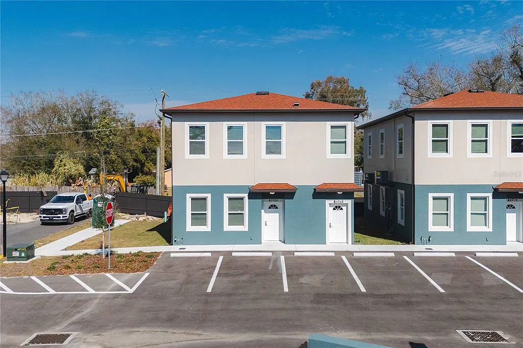 3 bed, 2.0 bath, 1264 sqft, $2,400 — Photo 2