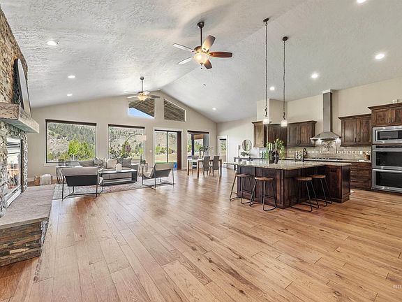3rd image of 6 Rim Canyon Ln