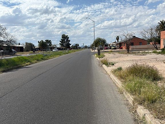 4th image of 3311 E Silverlake Rd