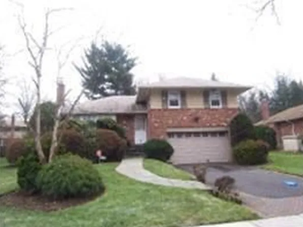 2056 Stratford Dr, Westbury, NY 11590
