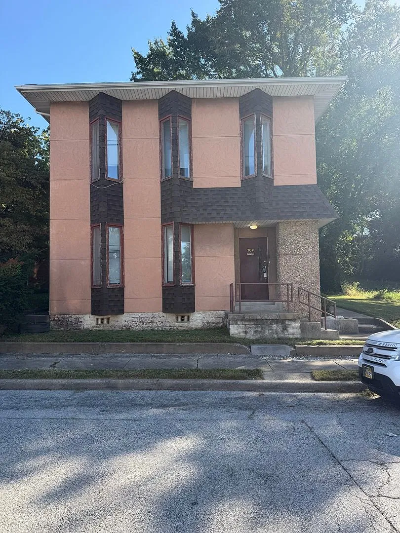 Charming 1BR Triplex in Belleville — Photo 1