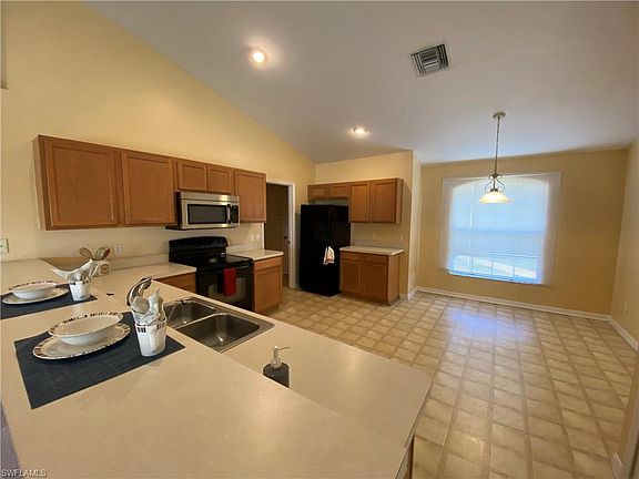 5th image of 1402 NE 7th Pl