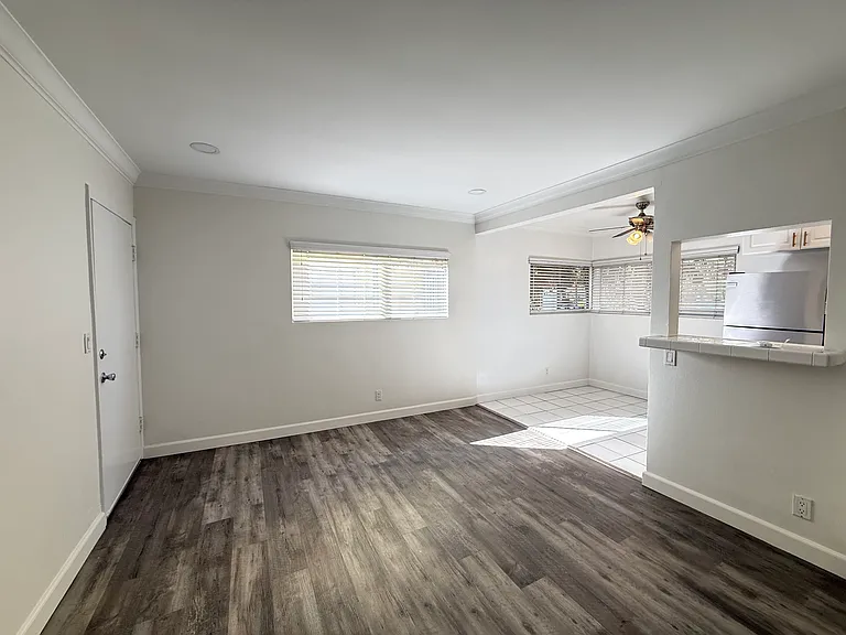 3753 S Barrington Ave #5 — Photo 4