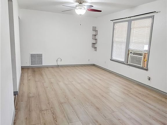3rd image of 1402 Springwood Ln