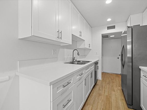 2nd image of 647 Orange Grove Ave Unit 302