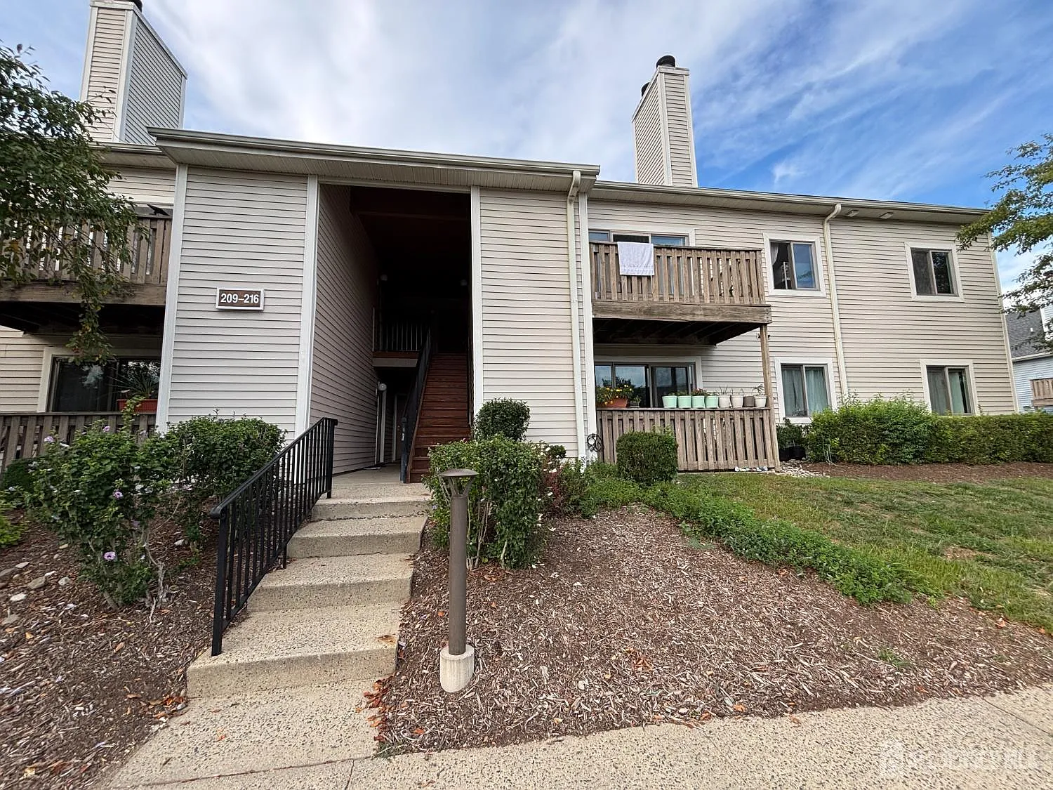 2 bed, 4.0 bath, 1036 sqft, $2,400 — Photo 2