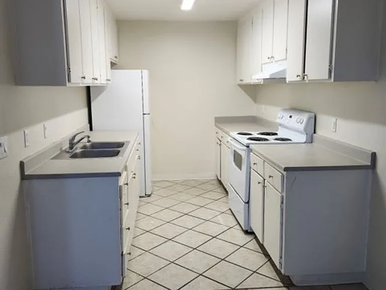 Sonoma Court Townhomes — Photo 4