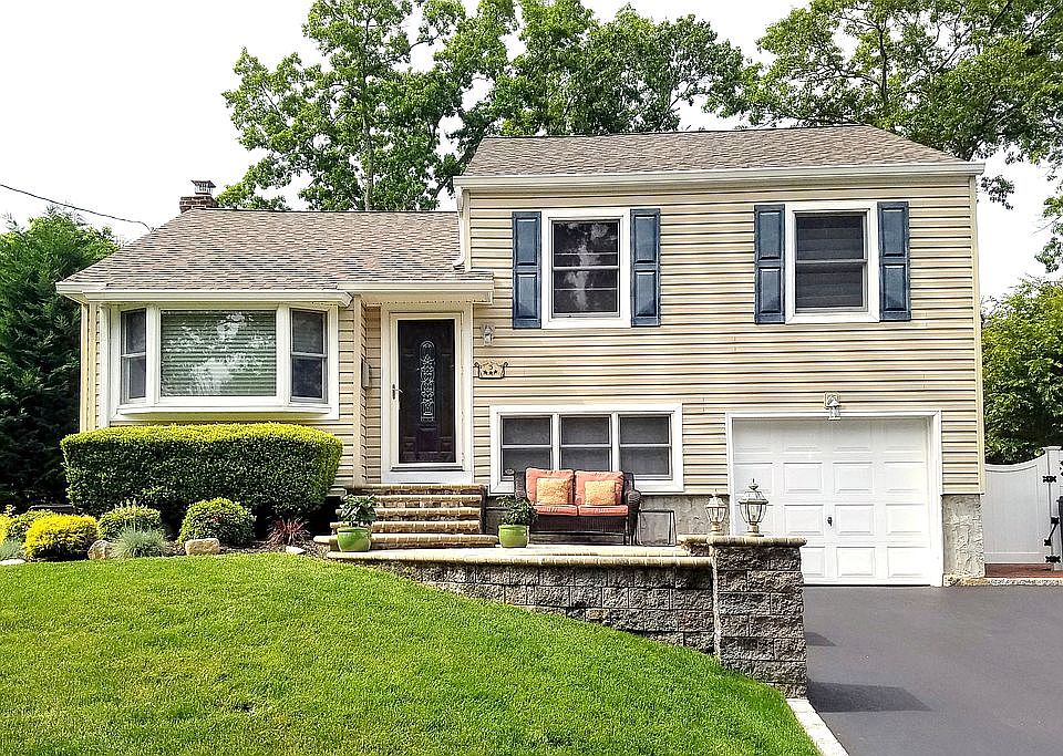 1st image of 3 Bruce Ln S