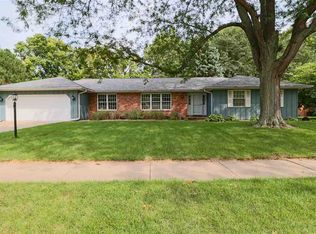 7026 N Fox Point Dr, Peoria, IL 61614