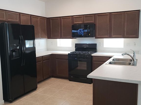 COMES WITH LIKE NEW APPLIANCES!!