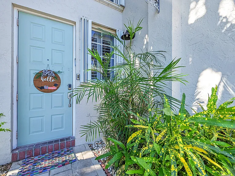 2922 Port Royale Ln S — Photo 3