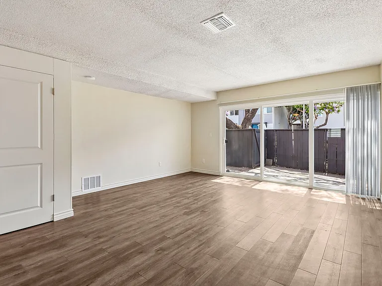 Loma Palisades — Photo 30