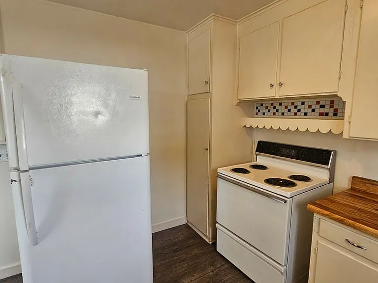 831 Niantic St — Photo 8