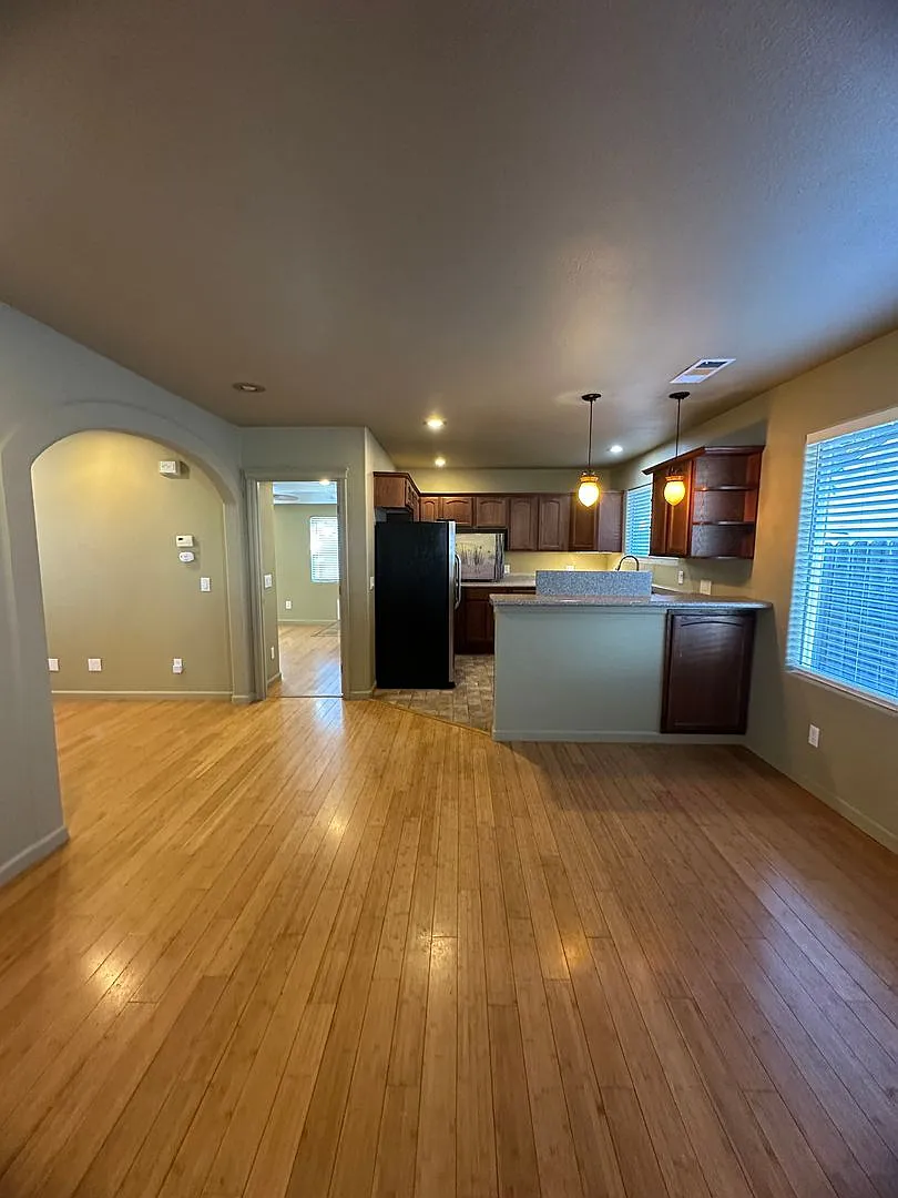 Spacious 2 Bed 1 Bath Downtown With Off Street Parking — Photo 2