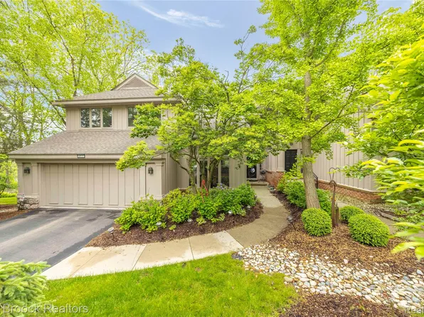 4933 Woodcliff Hill Rd N, West Bloomfield, MI 48323