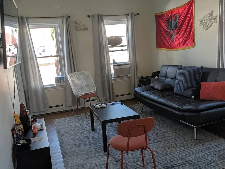 27 Woodward St #2 — Photo 2