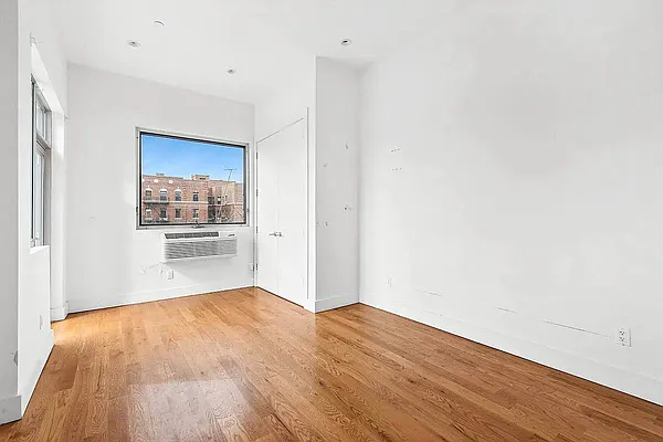 Bedroom, photo 2